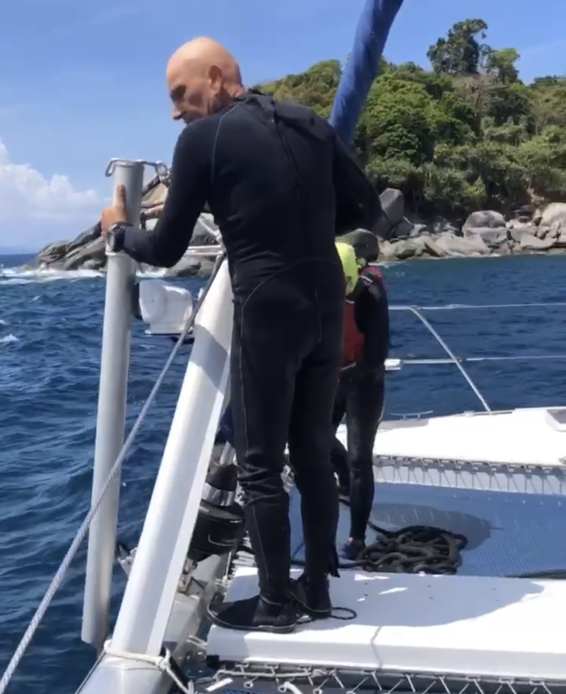 Diver Michael and Lorraine watch the Mantus anchor retrieval from the bow.