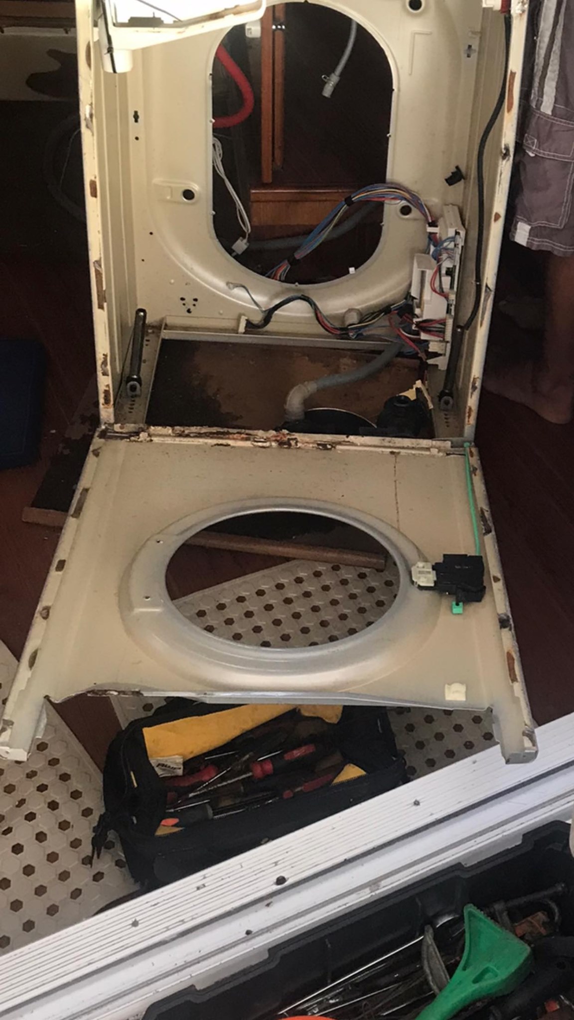 Dismantled Splendide 7100XC washer/dryer in parts, completely unfixable and destined for the garbage.